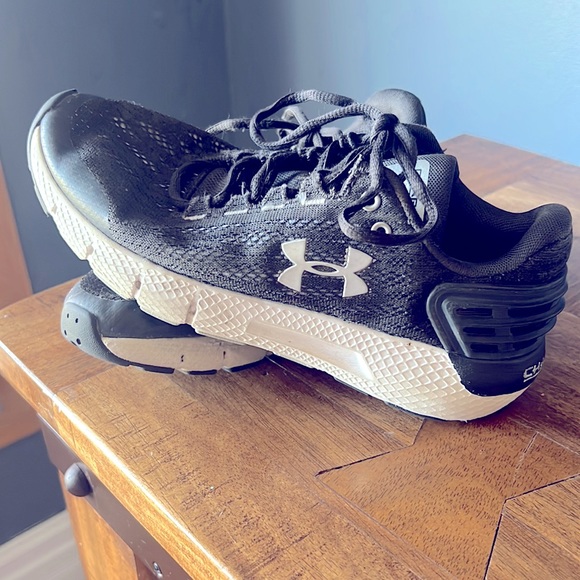 Under Amour size 5 running shoes - Picture 1 of 3